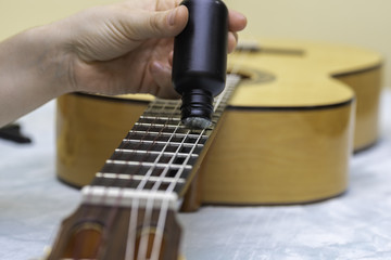 Limpieza y cuidado de cuerdas de guitarra.