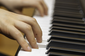 Fototapeta premium Tocando el piano.