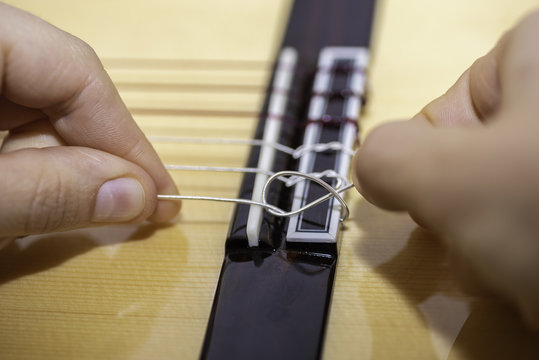 Cambiando las cuerdas a una guitarra.