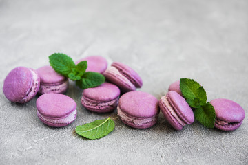 Obraz na płótnie Canvas french dessert, sweet purple macaroons