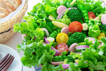 木のサラダボウルに入った野菜サラダ