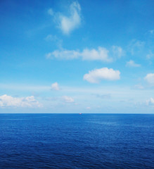 Obraz premium White fluffy clouds in the blue sky,breezy,Fresh on all day.Seeing a small boat.