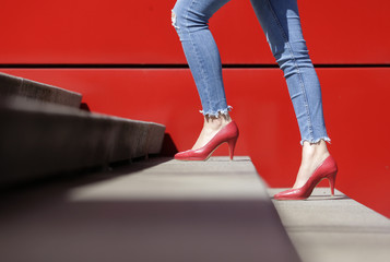 Jambe et chaussures rouge