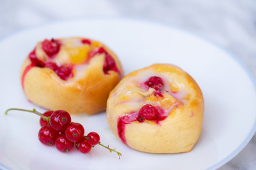Obraz na płótnie Canvas Vegan yeasted pastry stuffed with red currants and vanilla flavoured blancmange