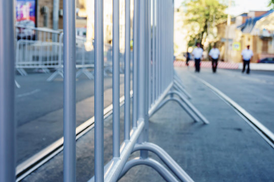 Portable metal grilles of light gray color for the obstruction of the territory and organization of the queue for the event