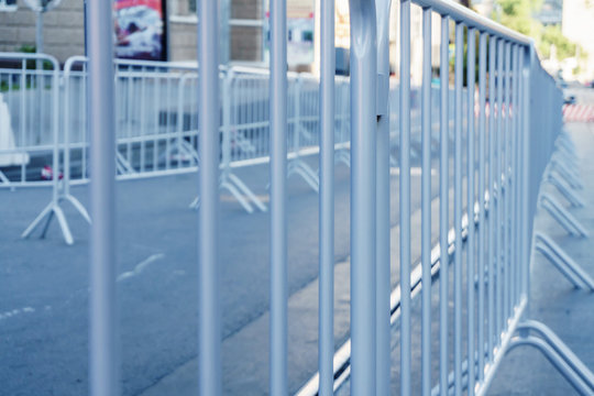 Portable metal grilles of light gray color for the obstruction of the territory and organization of the queue for the event