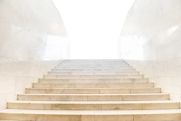 Foto op Plexiglas Trappen Marmeren trap met trappen in abstracte luxe architectuur geïsoleerd op een witte achtergrond
