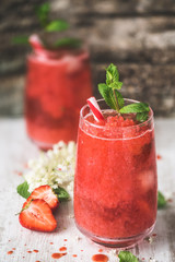 Cocktail de Granité de Fraise et Vin Rosé pour l'été