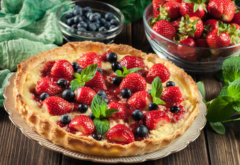 Tart with curd cheese, strawberries and blueberries