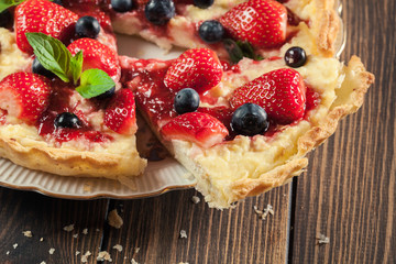 Tart with curd cheese, strawberries and blueberries