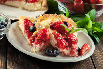 Tart with curd cheese, strawberries and blueberries