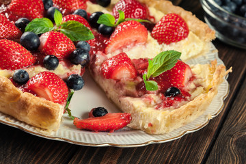 Tart with curd cheese, strawberries and blueberries