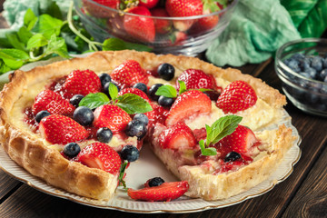 Tart with curd cheese, strawberries and blueberries