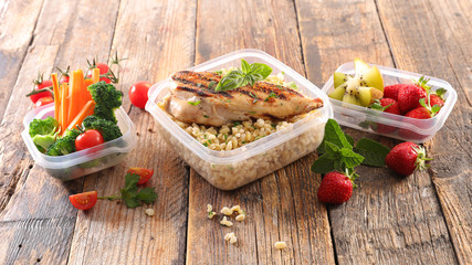 Fototapeta na wymiar healthy meal in lunch box
