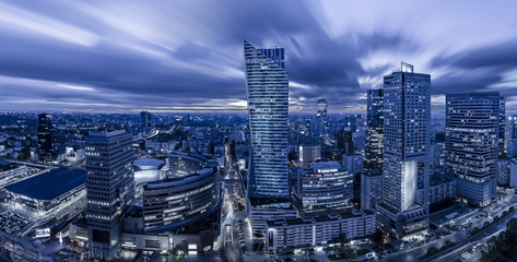Fototapeta premium Warszawa, Polska, kwiecień 2018: Panoramiczny widok na centrum Warszawy w nocy