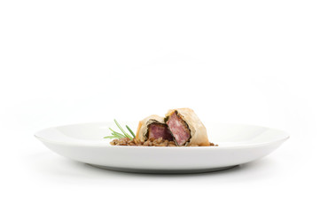 Fagottini di cotechino in pasta fillo con lenticchie stufate