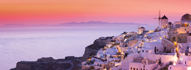 Der berühmte Sonnenuntergang auf Santorini im Dorf Oia