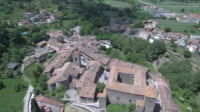 Drone en Santa Pau (pueblo de Girona) desde el aire. Video con Dron