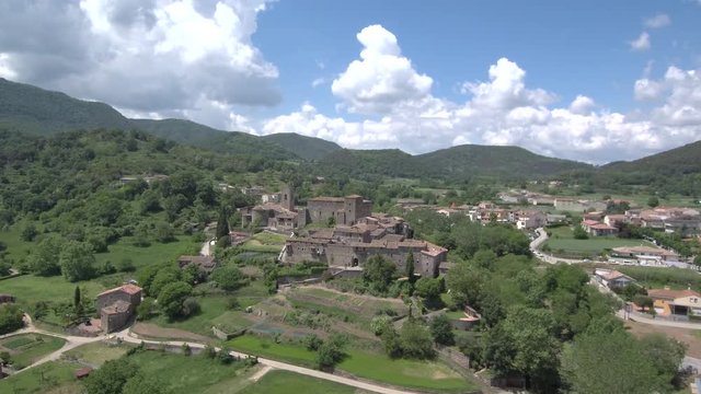 Drone en Santa Pau (pueblo de Girona) desde el aire. Video con Dron