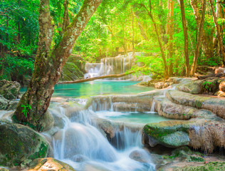 Fototapeta premium Piękny wodospad w tropikalnym lesie