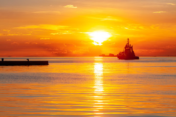 Fototapeta premium Barca al Tamonto a Trieste, Friuli Venezia Giulia, Italia