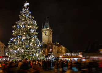 Altstadtplatz mit Weihnachtsmarkt, Kerzenschein, Weihnachtsbaum und Frauenkirche in Prag,...