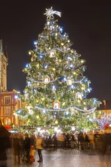 Deurstickers Altstadtplatz mit Weihnachtsmarkt, Kerzenschein, Weihnachtsbaum und Frauenkirche in Prag, Tschechische Republik © Gunar