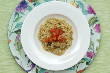 Insalata di farro, carote, capperi e pomodori