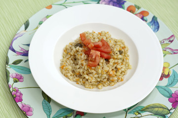 Insalata di farro, carote, capperi e pomodori