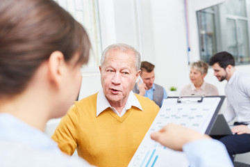 Gesch&auml;ftsmann in einer Strategie Beratung