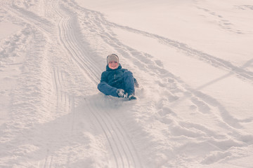 Fototapeta na wymiar Skating from the mountain on sledges, winter snow frosty weather