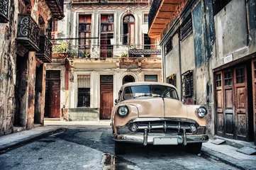Crédence de cuisine en verre imprimé Havana Vieille voiture classique dans une rue de la havane avec des bâtiments en arrière-plan