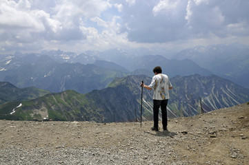 bergtouristen auf dem nebelhorn