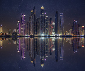 Skyline von Dubai am Abend mit Wasser-Spieglung