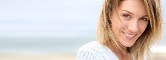 Fototapeta premium Portret piękna 40-letnia blond kobieta, szablon