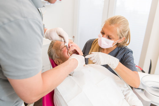 Rentner wird beim Zahnarzt behandelt
