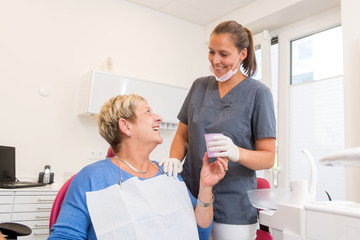 Frau wird beim Zahnarzt behandelt