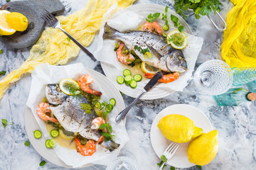 Frische Backofen Dorade mit Garnelen