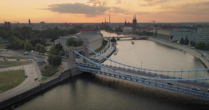 Widok z lotu ptaka na mosty oraz zachodzące słońce - Wrocław, Polska