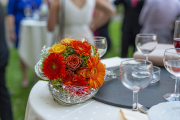 schöner Blumenstrauß - Hochzeitsdekoration - Sektempfang