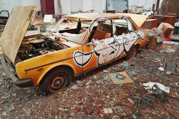 Cianfrusaglie e Auto Abbandonata Gialla Urbex