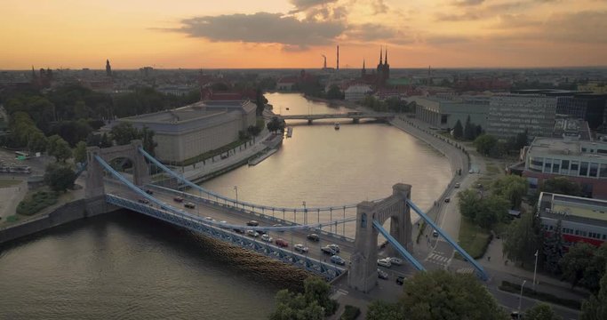 Widok z lotu ptaka na mosty oraz zachodzące słońce - Wrocław, Polska