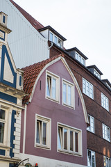 Tonnendach, Haus mit rotem Ziegeldach