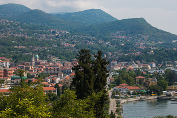 Fototapeta na wymiar Veduta panoramica di Pallanza sul lago Maggiore