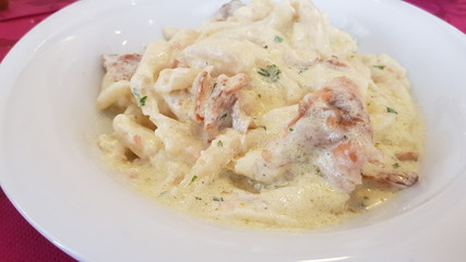 Pasta con panna e filetti di  salmone affumicato