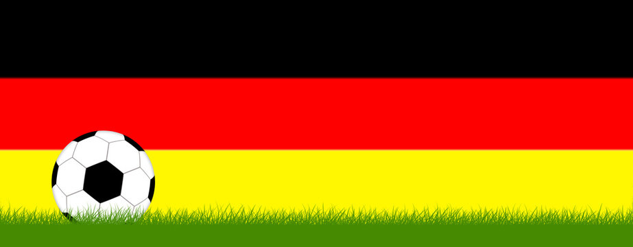 Fußball auf Rasen vor Deutschland Farben