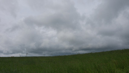 暗雲と風車