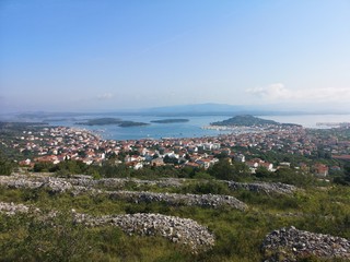 die Insel Murter in Dalmatien am Morgen mit Slanica Beach und Podvrske, Murter Stadt und Betina