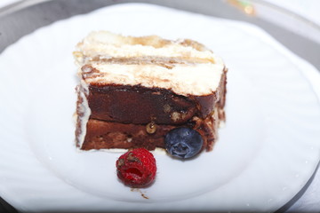 Tiramisu Stück mit Früchten