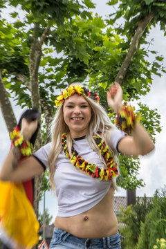 Weiblicher Fu&szlig;ballfan freut sich drau&szlig;en &uuml;ber Sieg der deutschen Nationalmannschaft